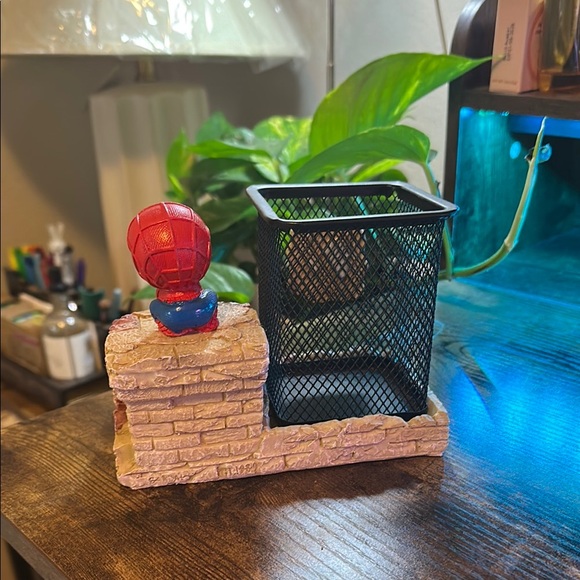 Spider-Man Pen Holder with Red and Black Design - Picture 4 of 7